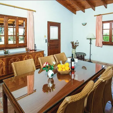 Сasa de vacaciones 3 Bedroom In Laatchi