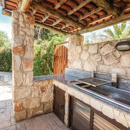 Сasa de vacaciones 3 Bedroom In Laatchi *