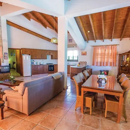 3 Bedroom In Laatchi Hébergement de vacances